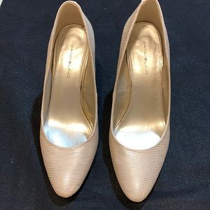 Gold textured pumps